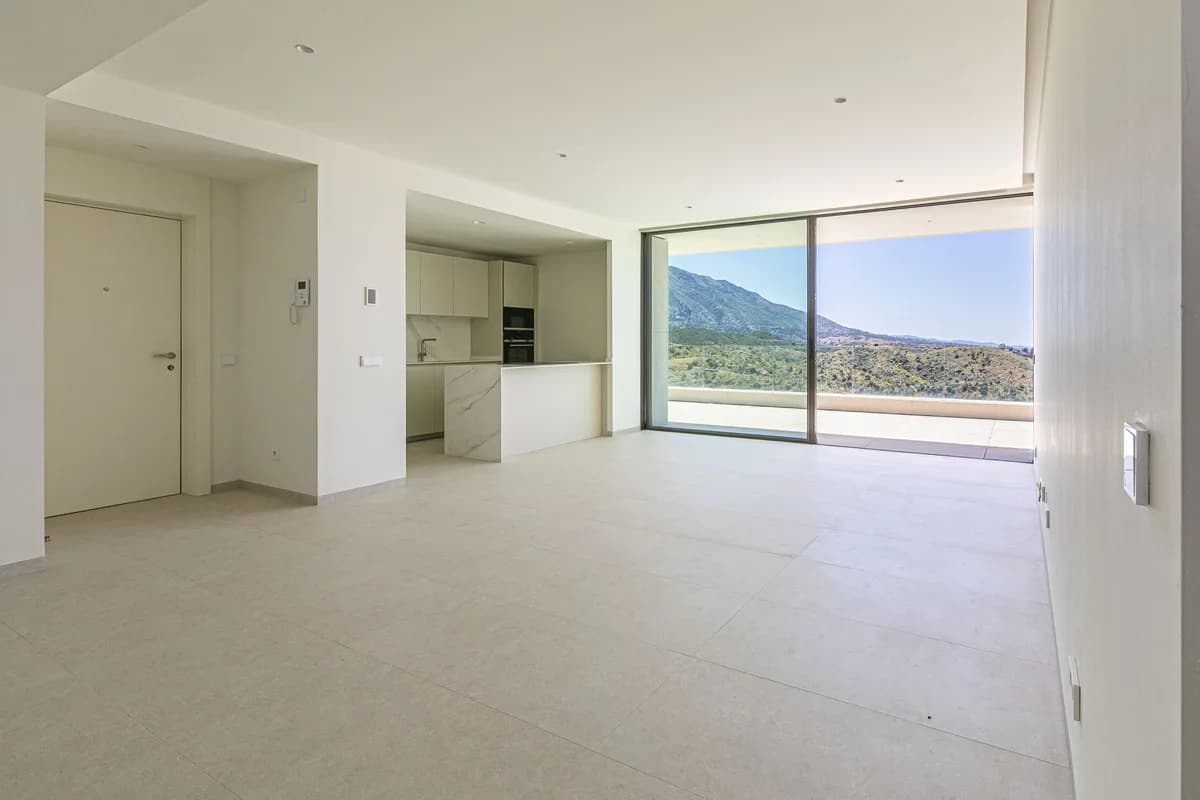 3 Bedroom Middle Floor Apartment for Sale in Benahavís, Málaga - Image 4