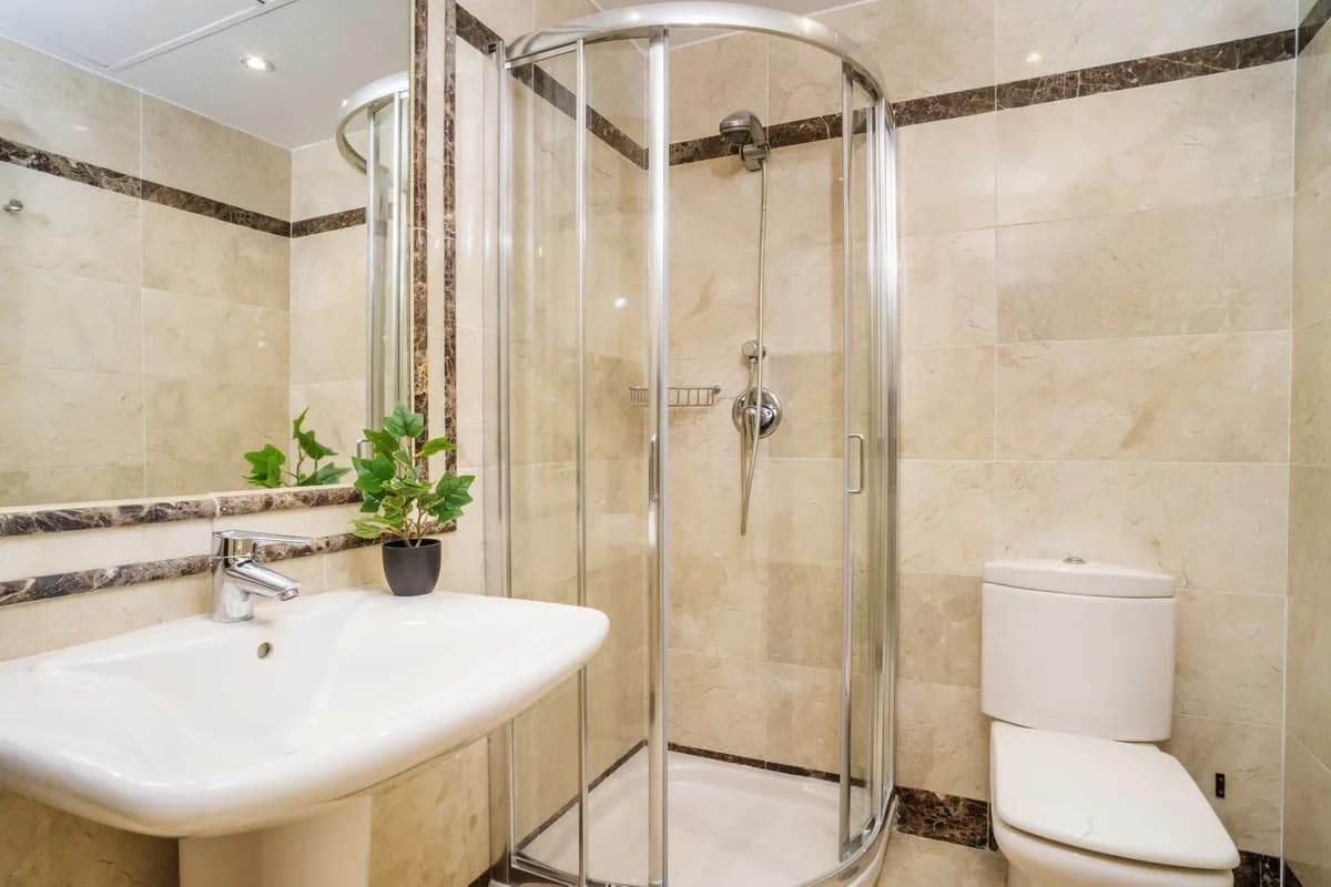 3 Bedroom Middle Floor Apartment for Sale in Marbella, Málaga - Image 4