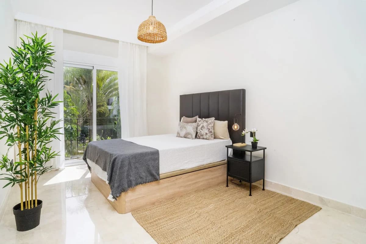 3 Bedroom Middle Floor Apartment for Sale in Marbella, Málaga - Image 5