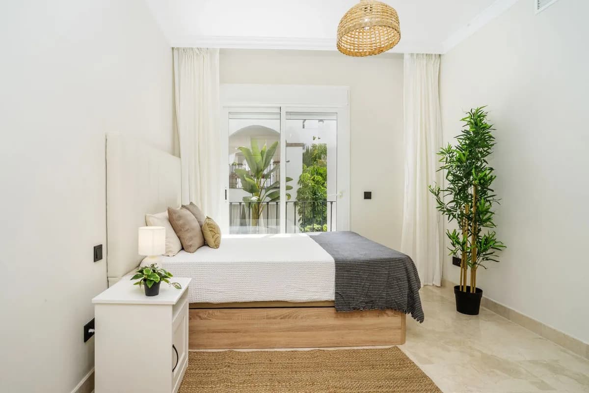 3 Bedroom Middle Floor Apartment for Sale in Marbella, Málaga - Image 8