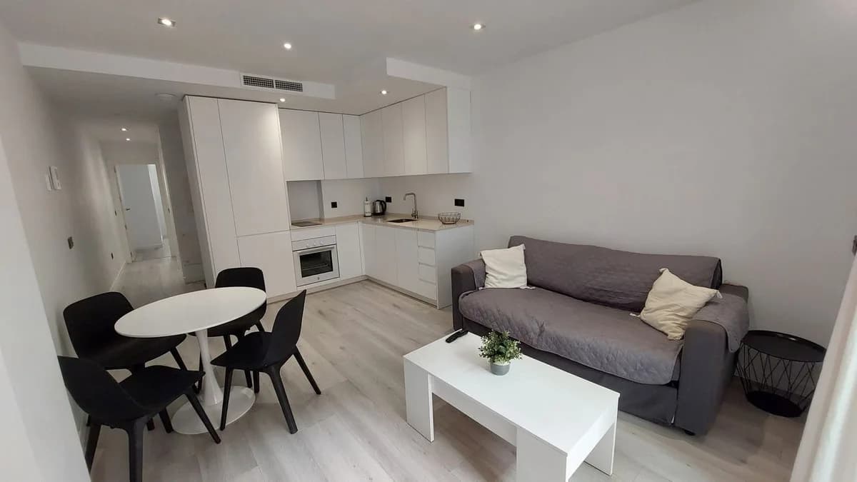 1 Bedroom Middle Floor Apartment for Sale in Fuengirola, Málaga - Image 9