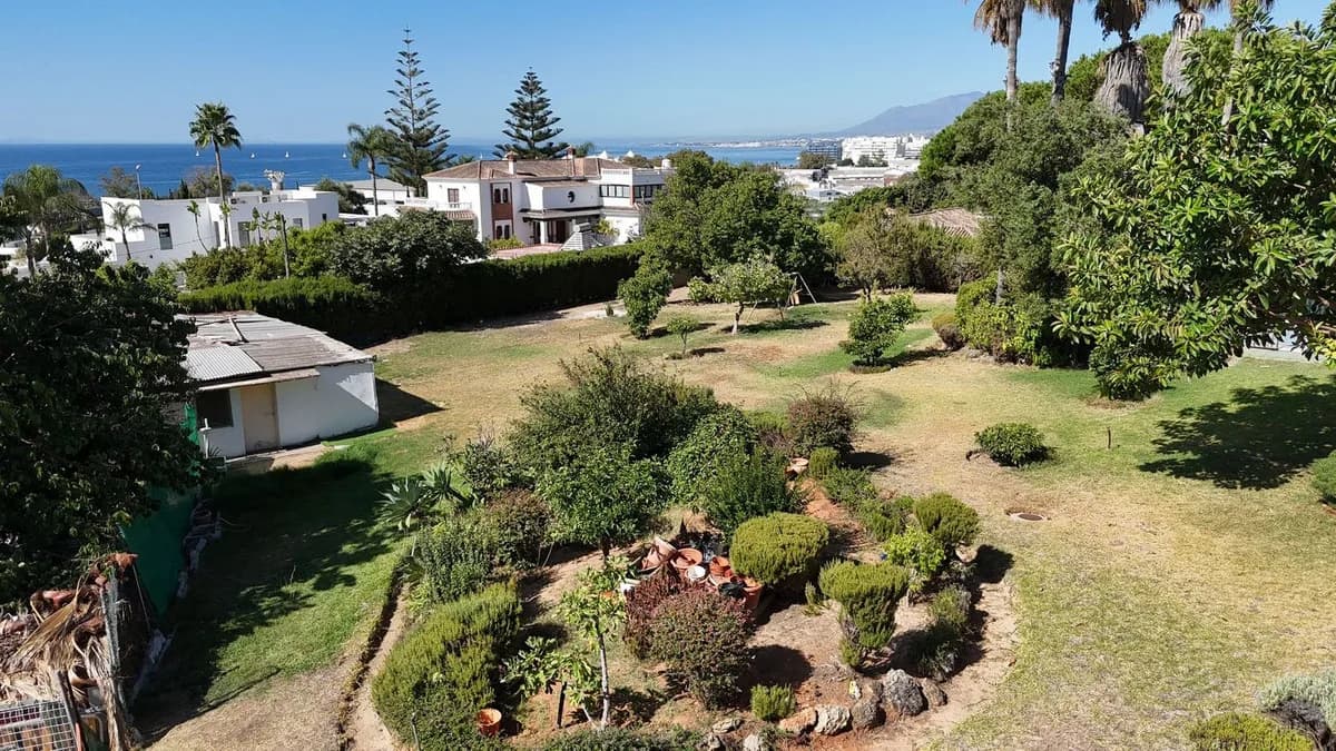 4 Bedroom Detached Villa for Sale in Marbella, Málaga - Image 2