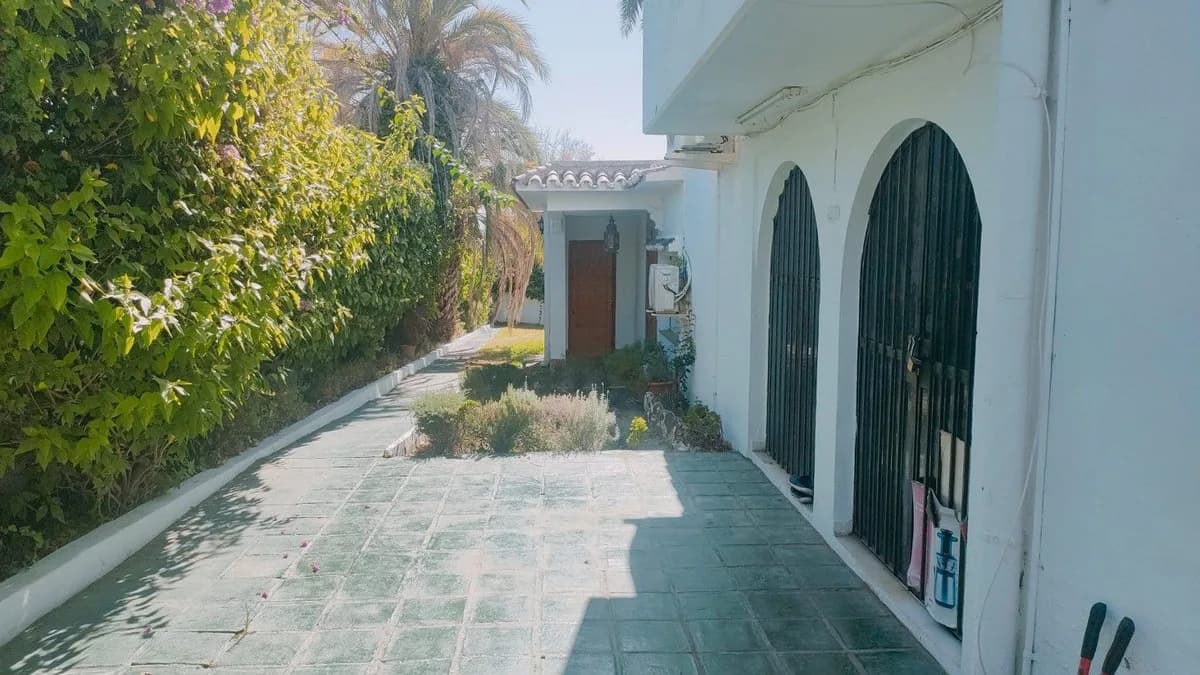 4 Bedroom Detached Villa for Sale in Marbella, Málaga - Image 9