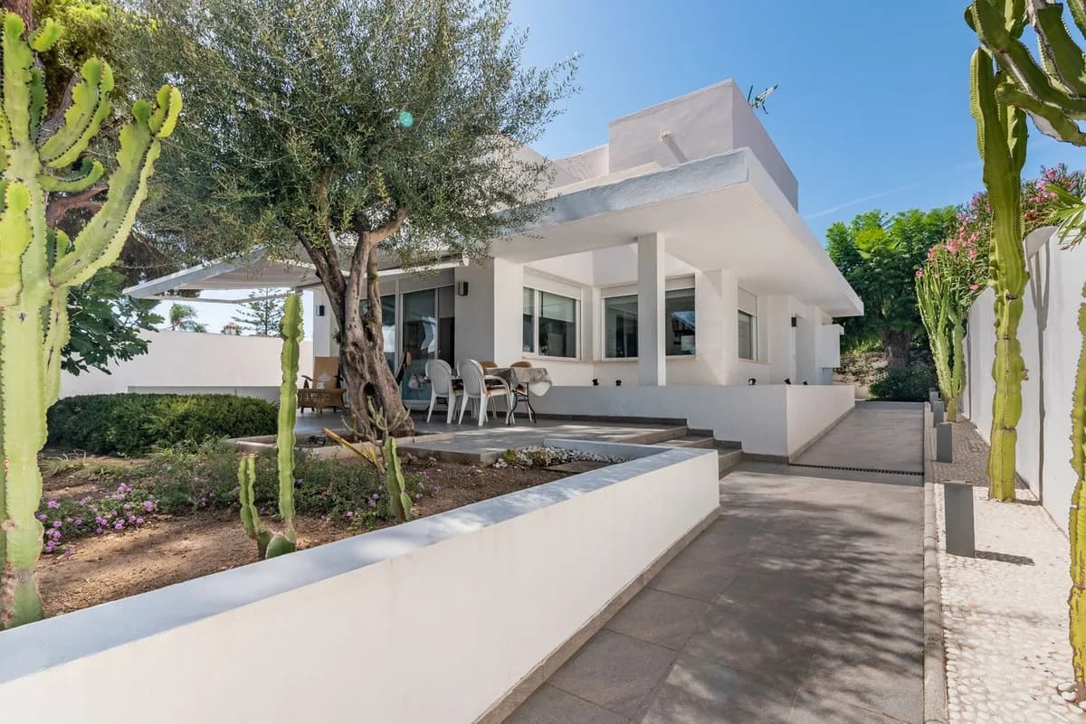 4 Bedroom Detached Villa for Sale in Marbella, Málaga