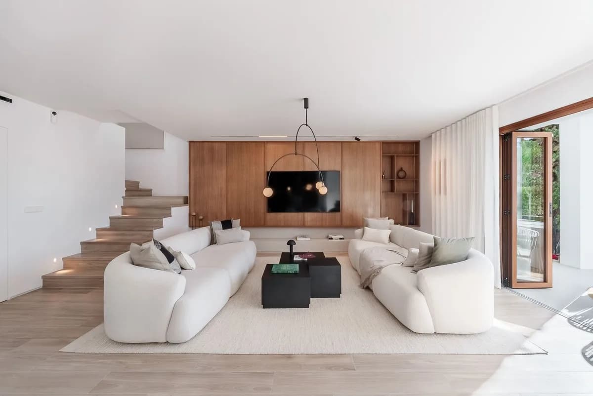 4 Bedroom Ground Floor Apartment for Sale in Nueva Andalucía, Málaga