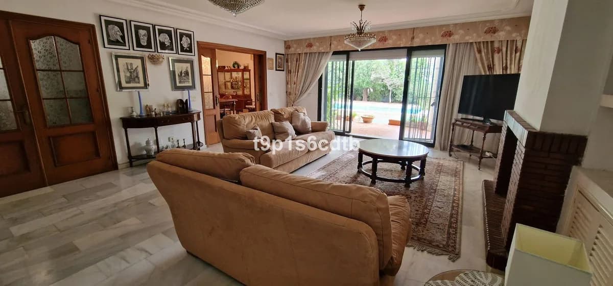 5 Bedroom Detached Villa for Sale in Marbella, Málaga - Image 7