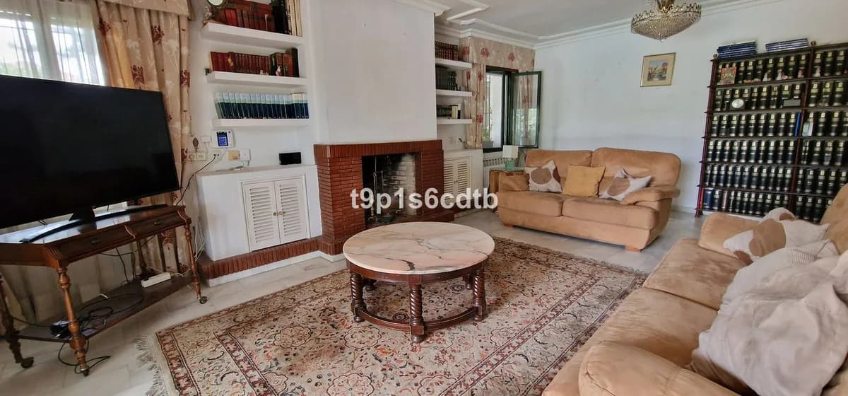 5 Bedroom Detached Villa for Sale in Marbella, Málaga - Image 8