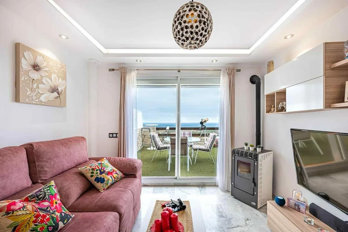 3 Bedroom Top Floor Apartment for Sale in Casares, Málaga - Image 2