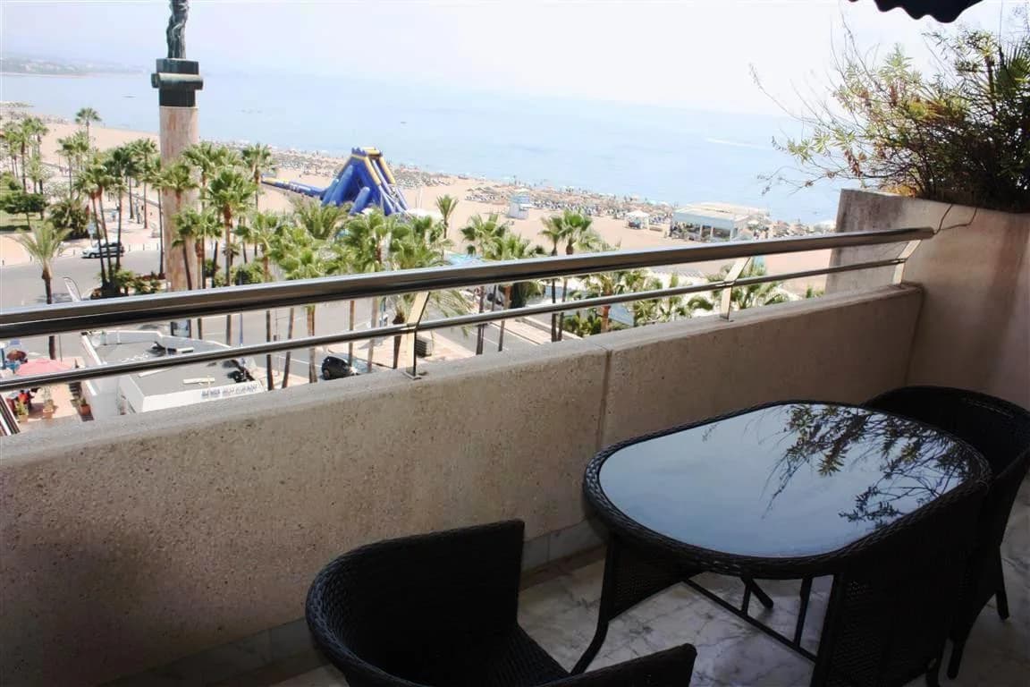 3 Bedroom Middle Floor Apartment for Sale in Puerto Banús, Málaga - Image 2