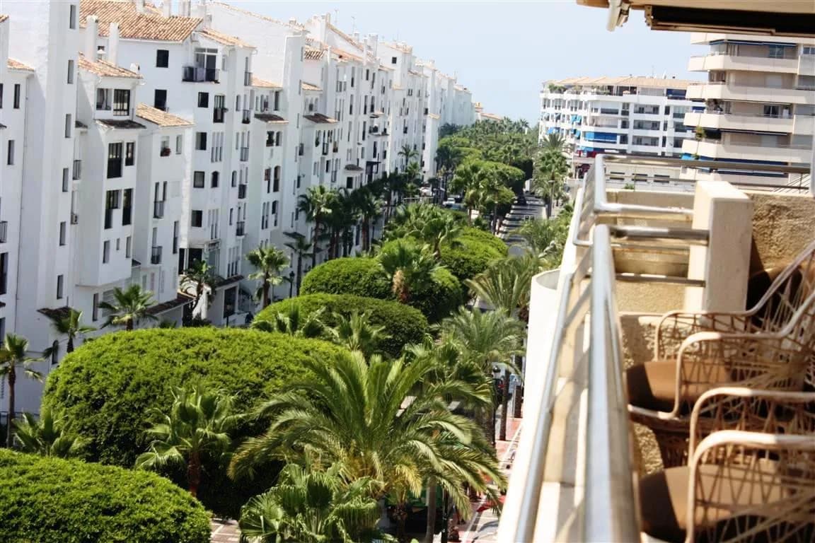 3 Bedroom Middle Floor Apartment for Sale in Puerto Banús, Málaga - Image 5