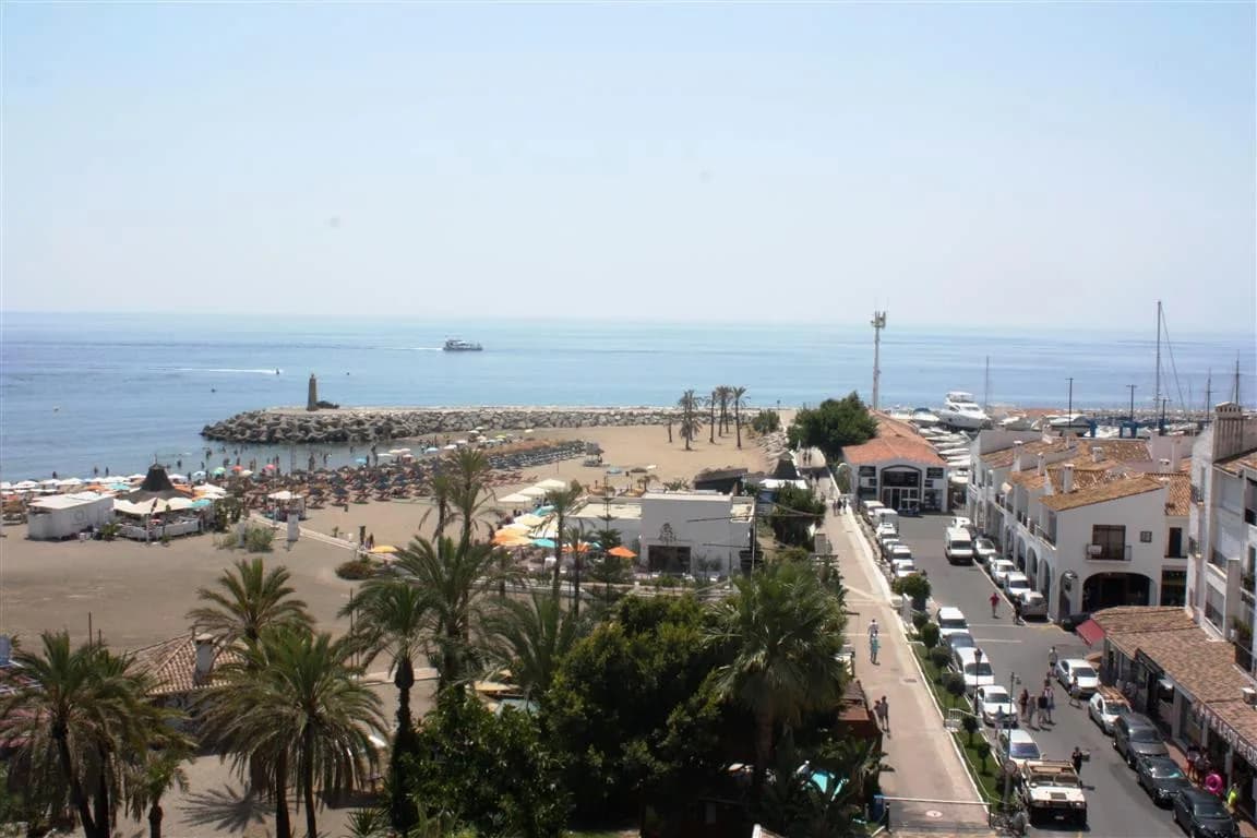 3 Bedroom Middle Floor Apartment for Sale in Puerto Banús, Málaga - Image 6