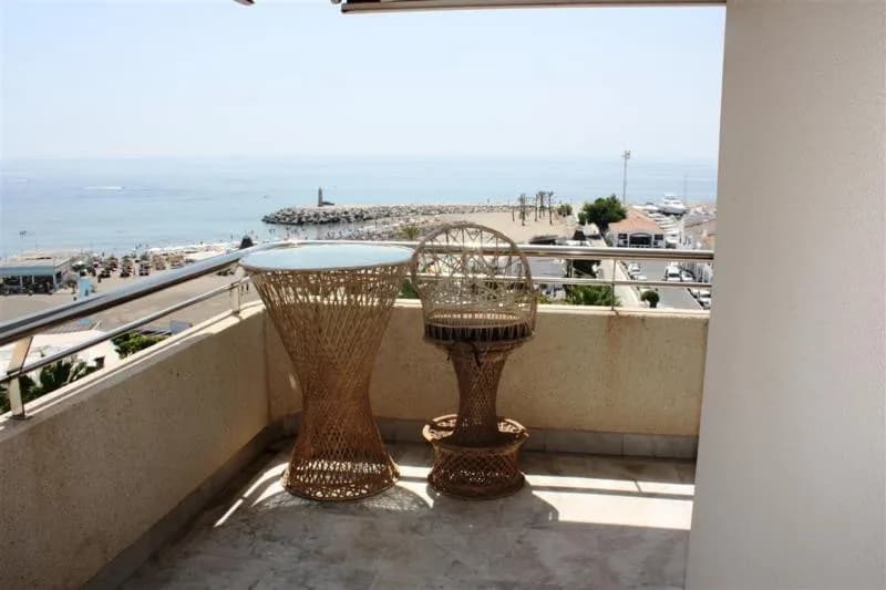 3 Bedroom Middle Floor Apartment for Sale in Puerto Banús, Málaga - Image 7