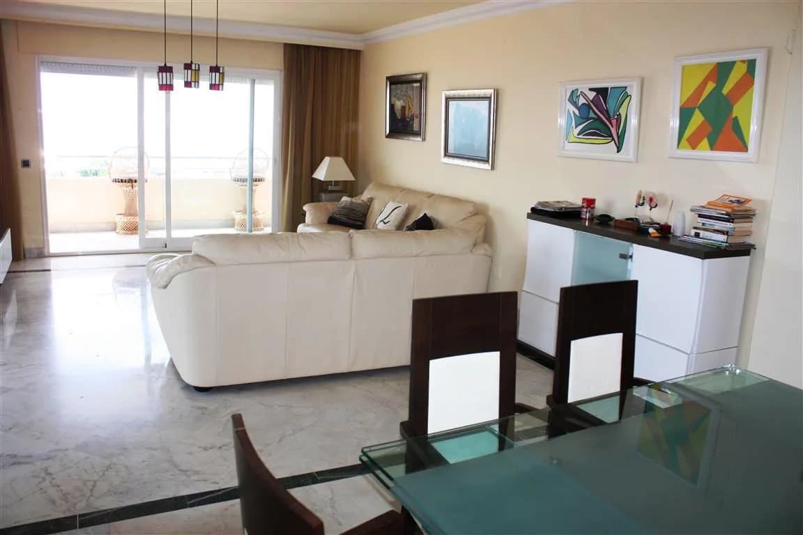 3 Bedroom Middle Floor Apartment for Sale in Puerto Banús, Málaga - Image 8