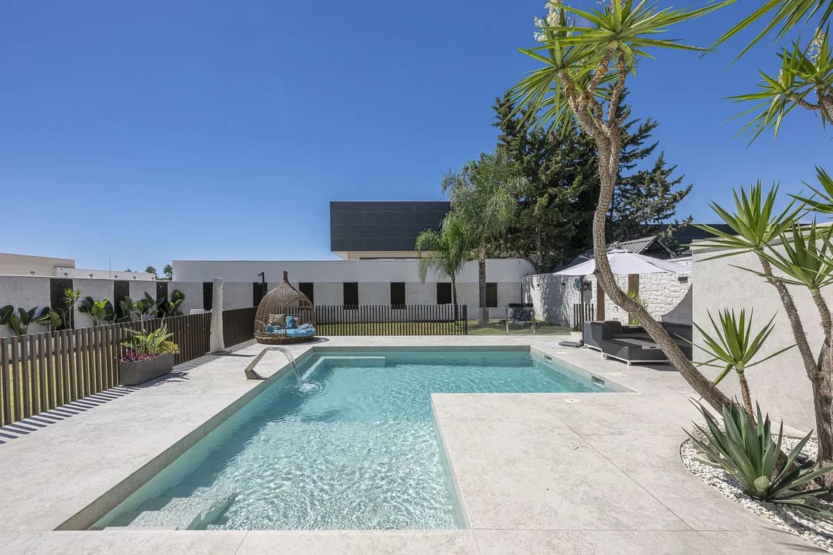 3 Bedroom Detached Villa for Sale in New Golden Mile, Málaga