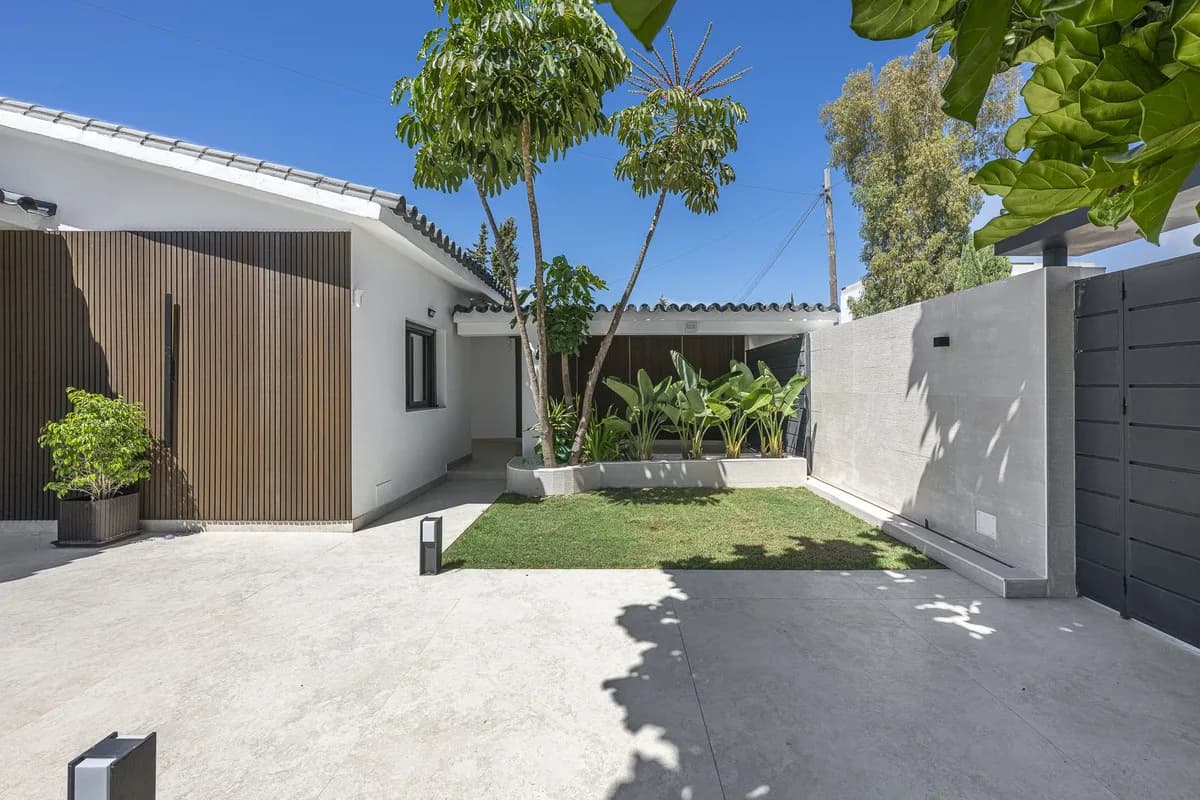 3 Bedroom Detached Villa for Sale in New Golden Mile, Málaga - Image 3