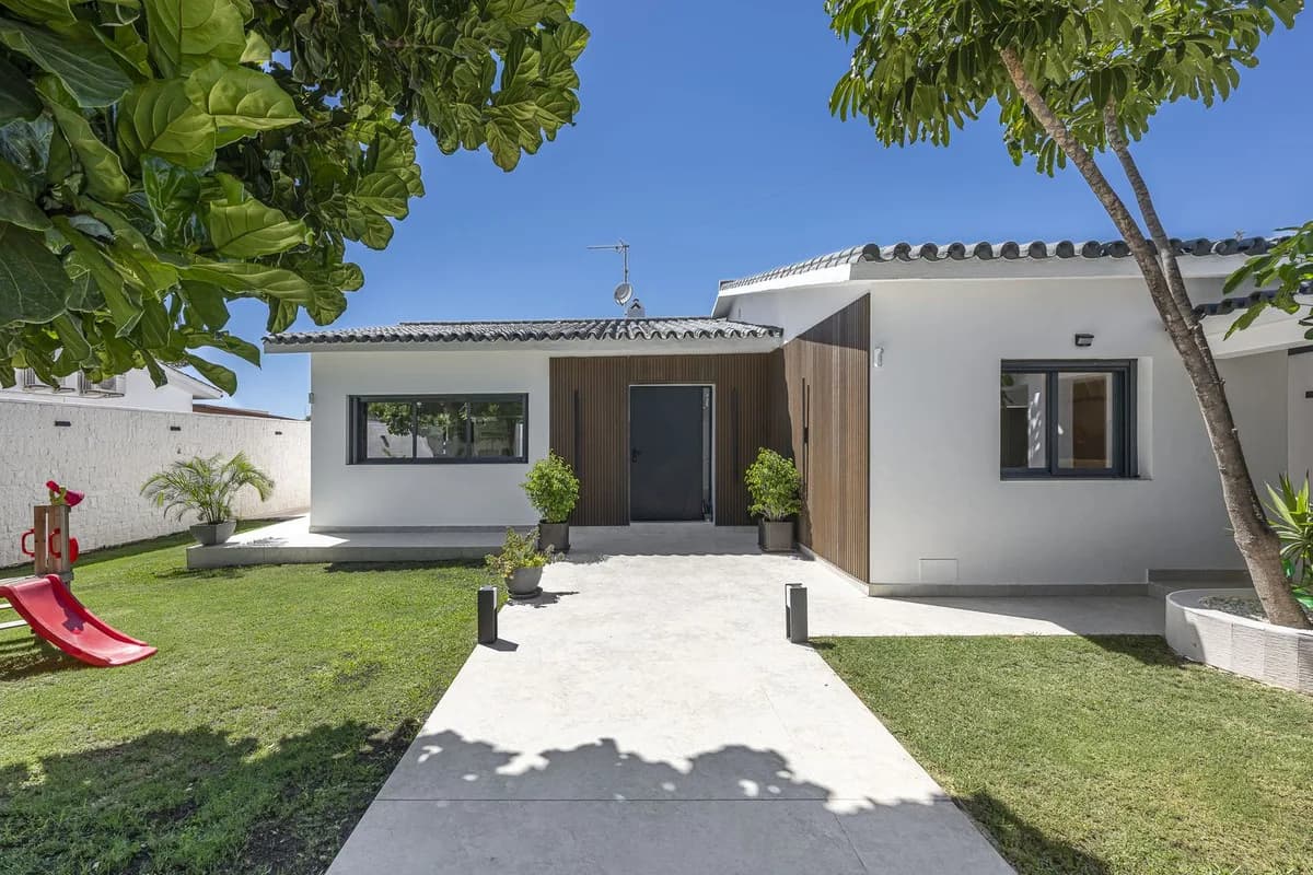 3 Bedroom Detached Villa for Sale in New Golden Mile, Málaga - Image 4