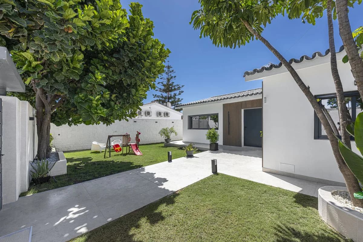 3 Bedroom Detached Villa for Sale in New Golden Mile, Málaga - Image 5