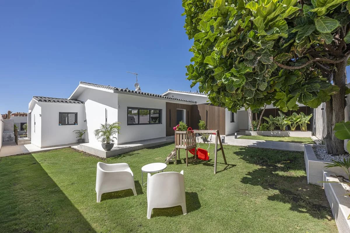 3 Bedroom Detached Villa for Sale in New Golden Mile, Málaga - Image 6