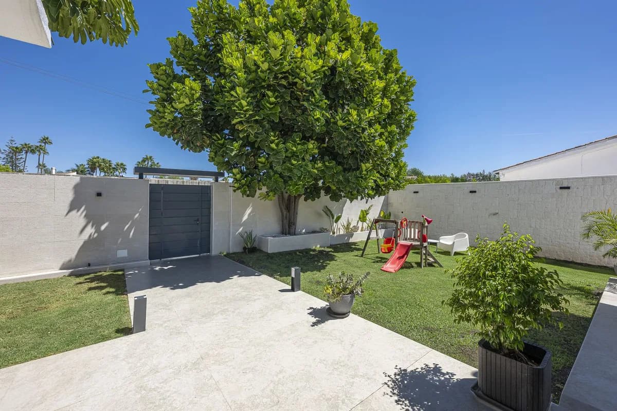 3 Bedroom Detached Villa for Sale in New Golden Mile, Málaga - Image 7