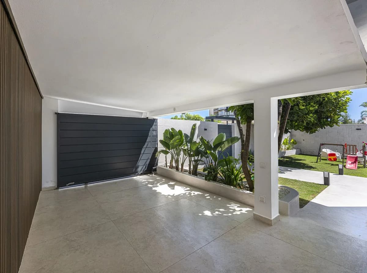 3 Bedroom Detached Villa for Sale in New Golden Mile, Málaga - Image 8