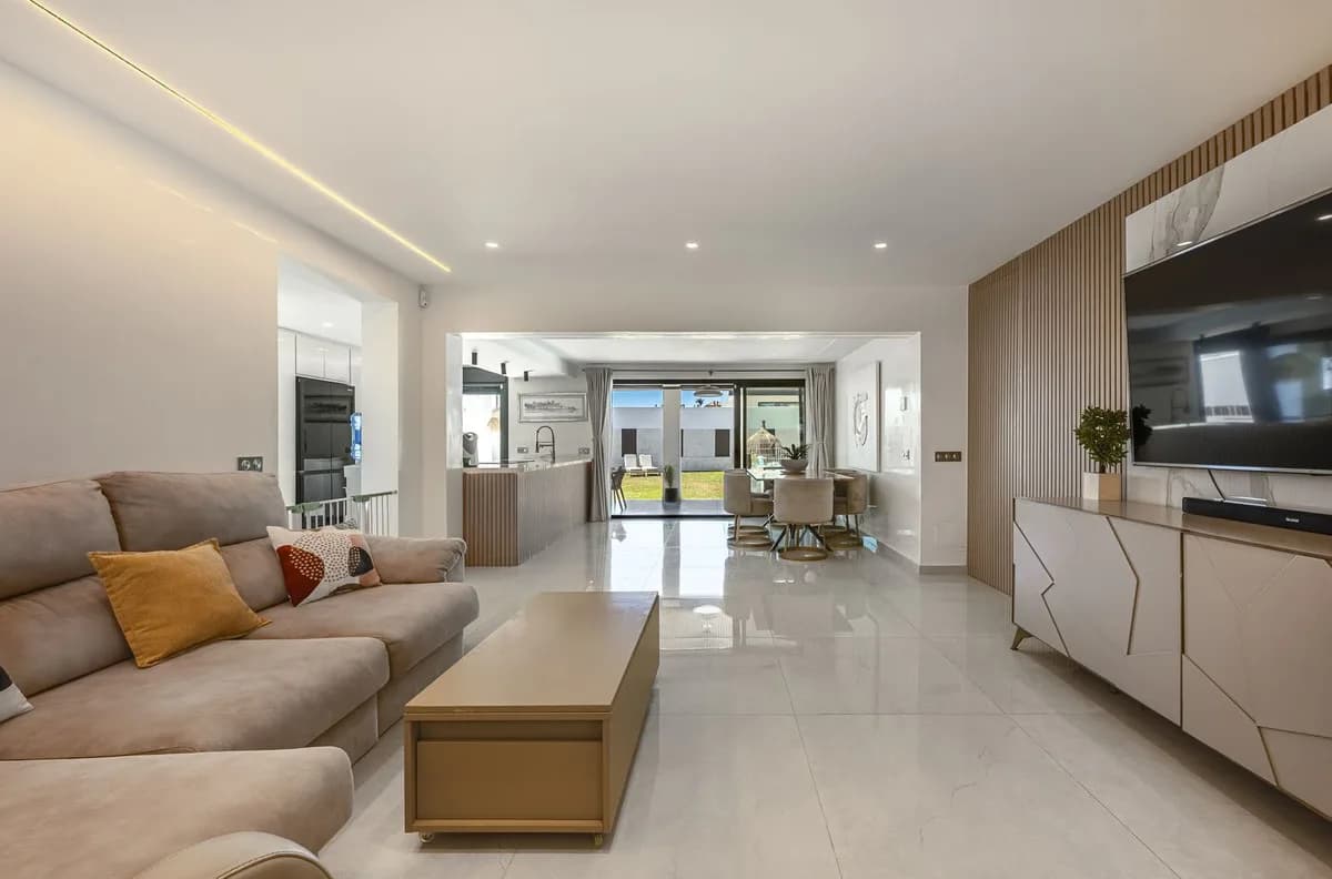 3 Bedroom Detached Villa for Sale in New Golden Mile, Málaga - Image 9
