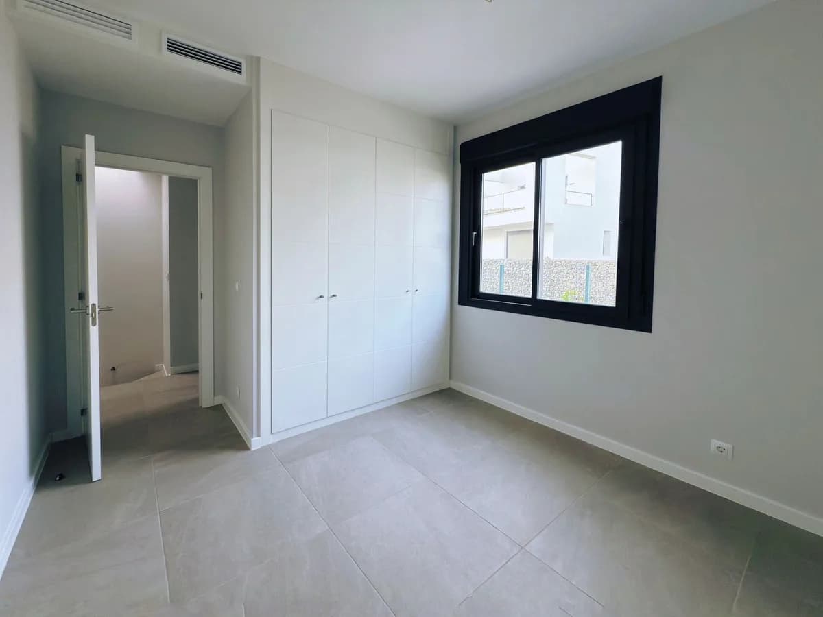 4 Bedroom Semi-Detached House for Sale in Riviera del Sol, Málaga - Image 7