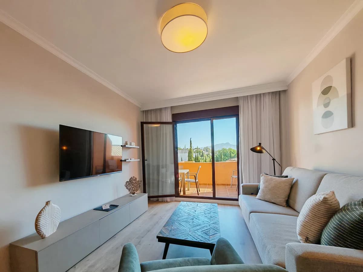 2 Bedroom Middle Floor Apartment for Sale in Benahavís, Málaga - Image 2