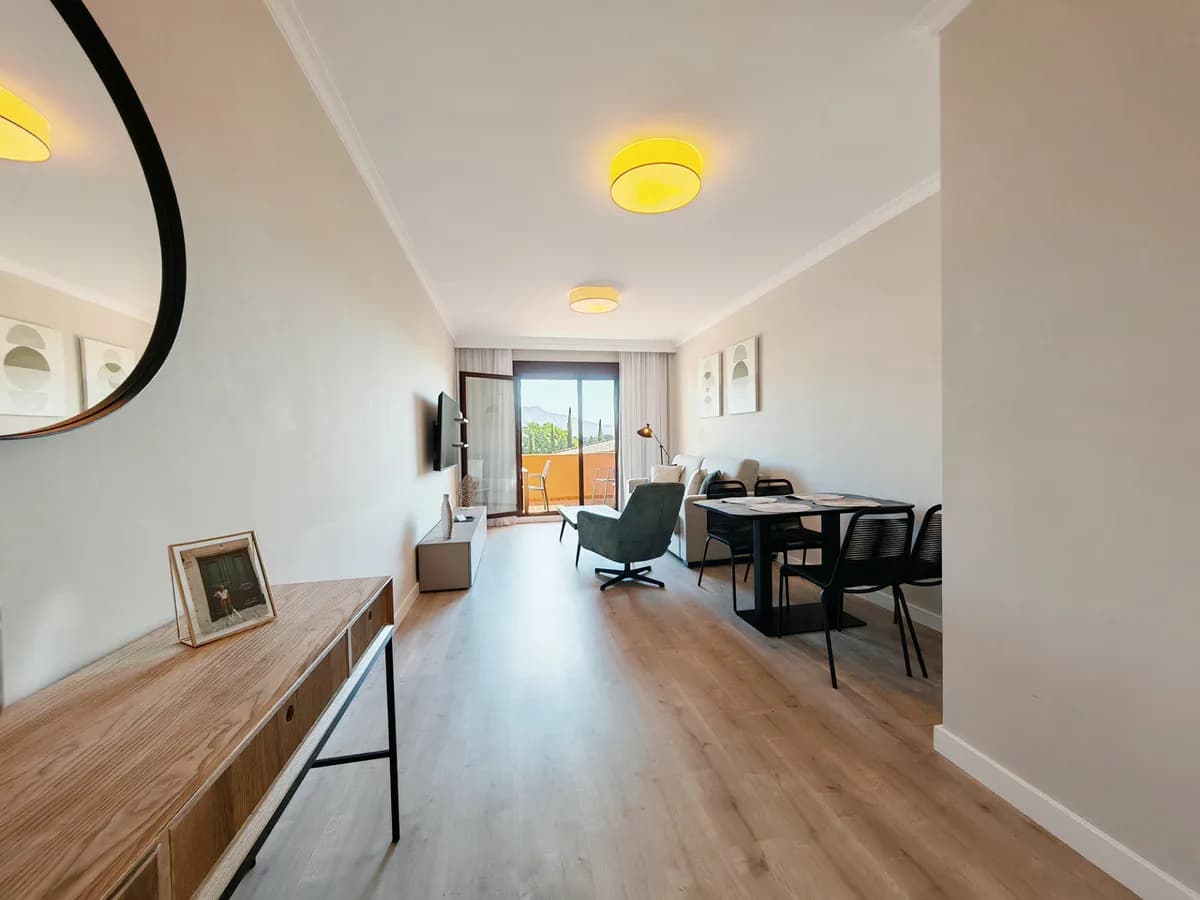2 Bedroom Middle Floor Apartment for Sale in Benahavís, Málaga - Image 3