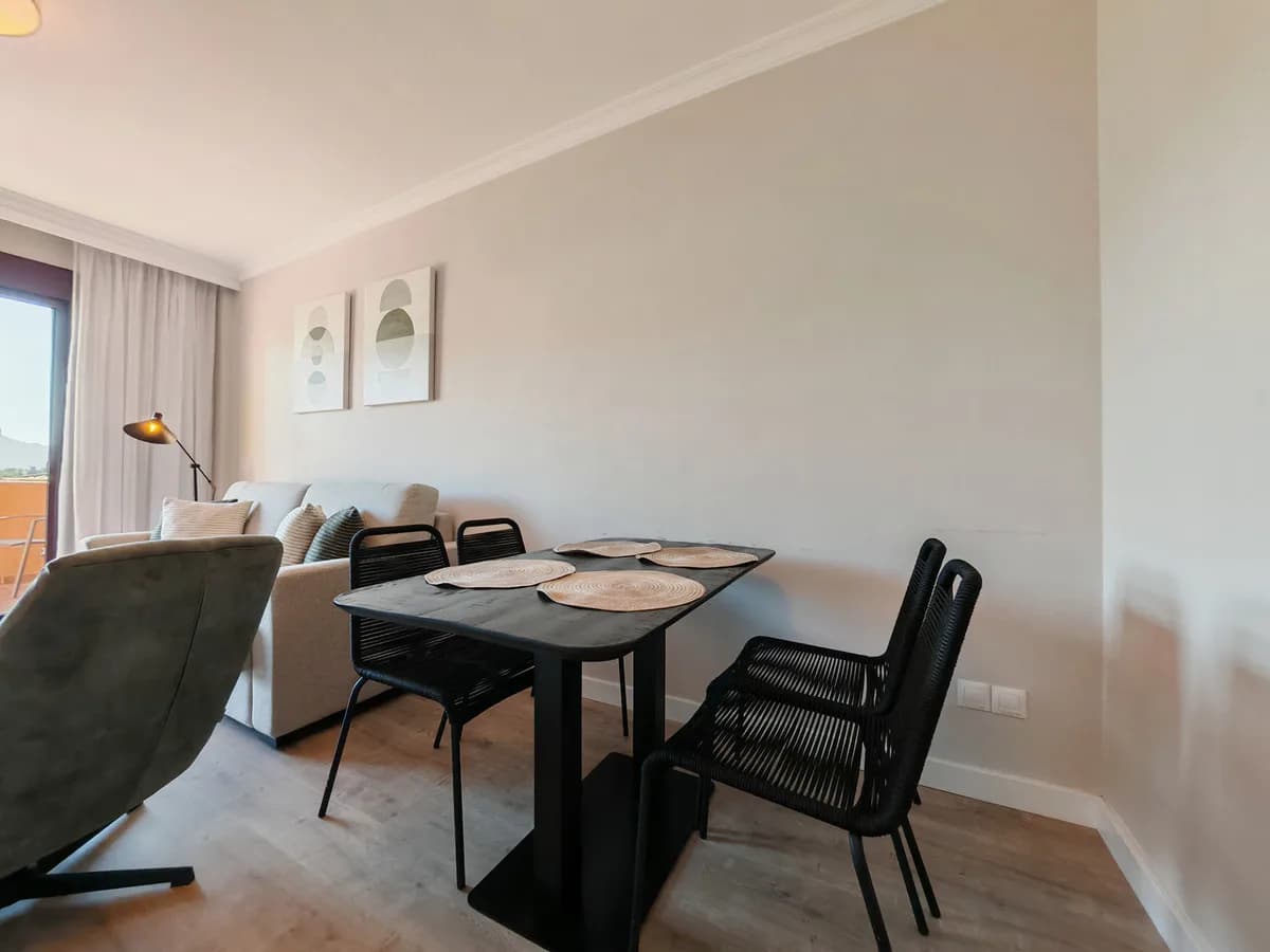 2 Bedroom Middle Floor Apartment for Sale in Benahavís, Málaga - Image 5