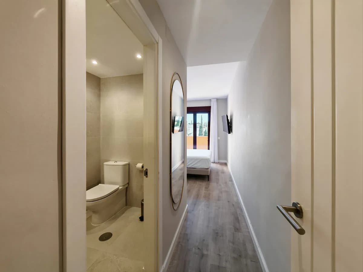 2 Bedroom Middle Floor Apartment for Sale in Benahavís, Málaga - Image 9