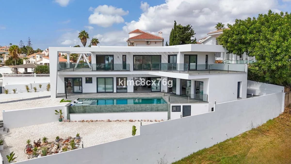 5 Bedroom Detached Villa for Sale in El Faro, Málaga