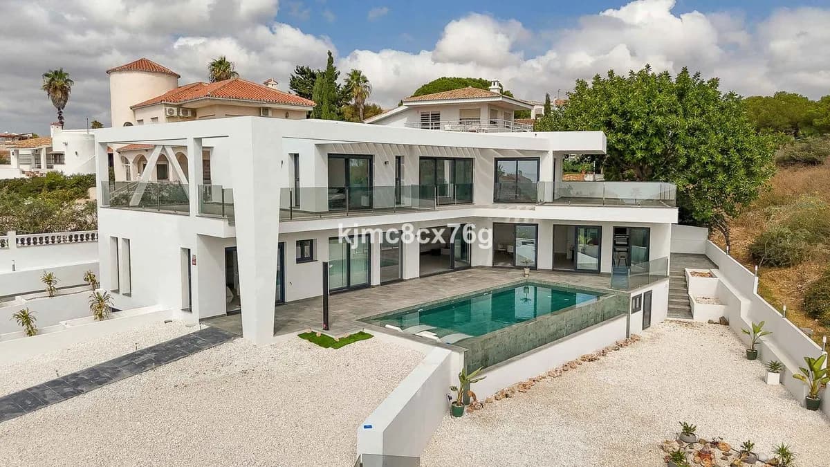 5 Bedroom Detached Villa for Sale in El Faro, Málaga - Image 2