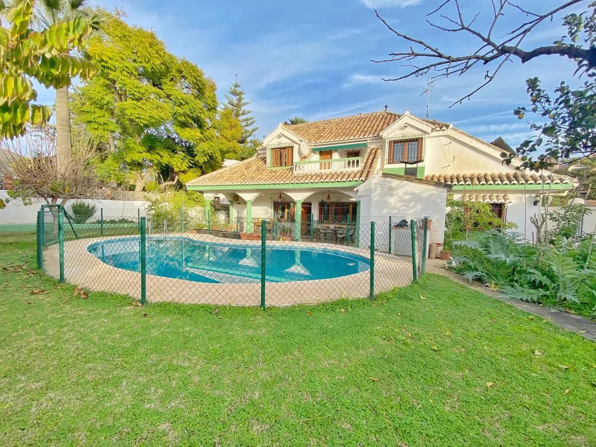 5 Bedroom Detached Villa for Sale in Marbella, Málaga