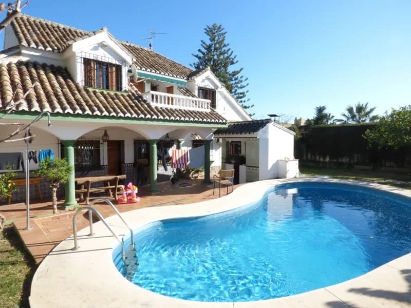 5 Bedroom Detached Villa for Sale in Marbella, Málaga - Image 3