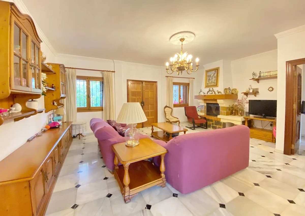5 Bedroom Detached Villa for Sale in Marbella, Málaga - Image 4
