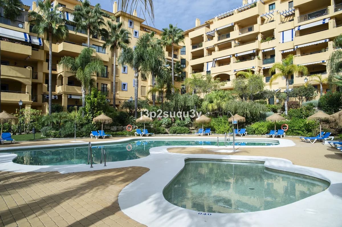 2 Bedroom Middle Floor Apartment for Sale in Marbella, Málaga - Image 2