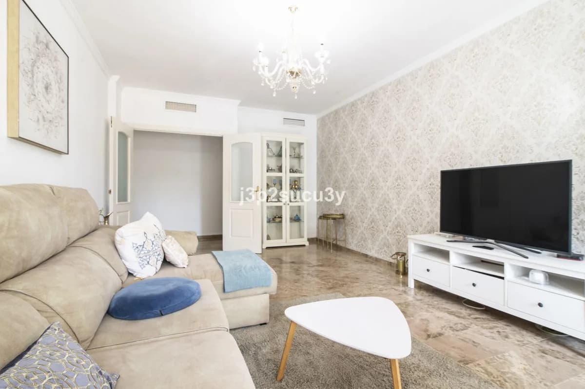 2 Bedroom Middle Floor Apartment for Sale in Marbella, Málaga - Image 9