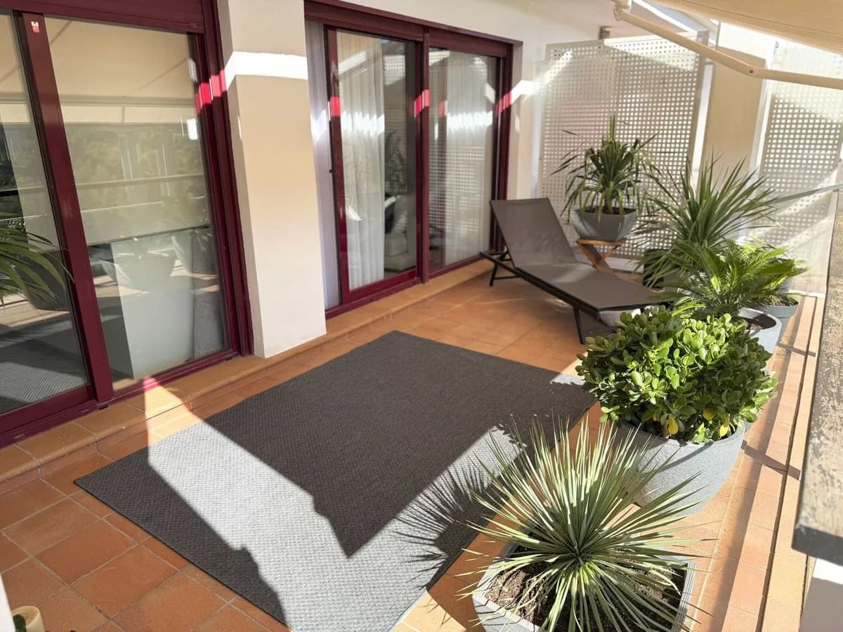 1 Bedroom Middle Floor Apartment for Sale in Benahavís, Málaga - Image 4