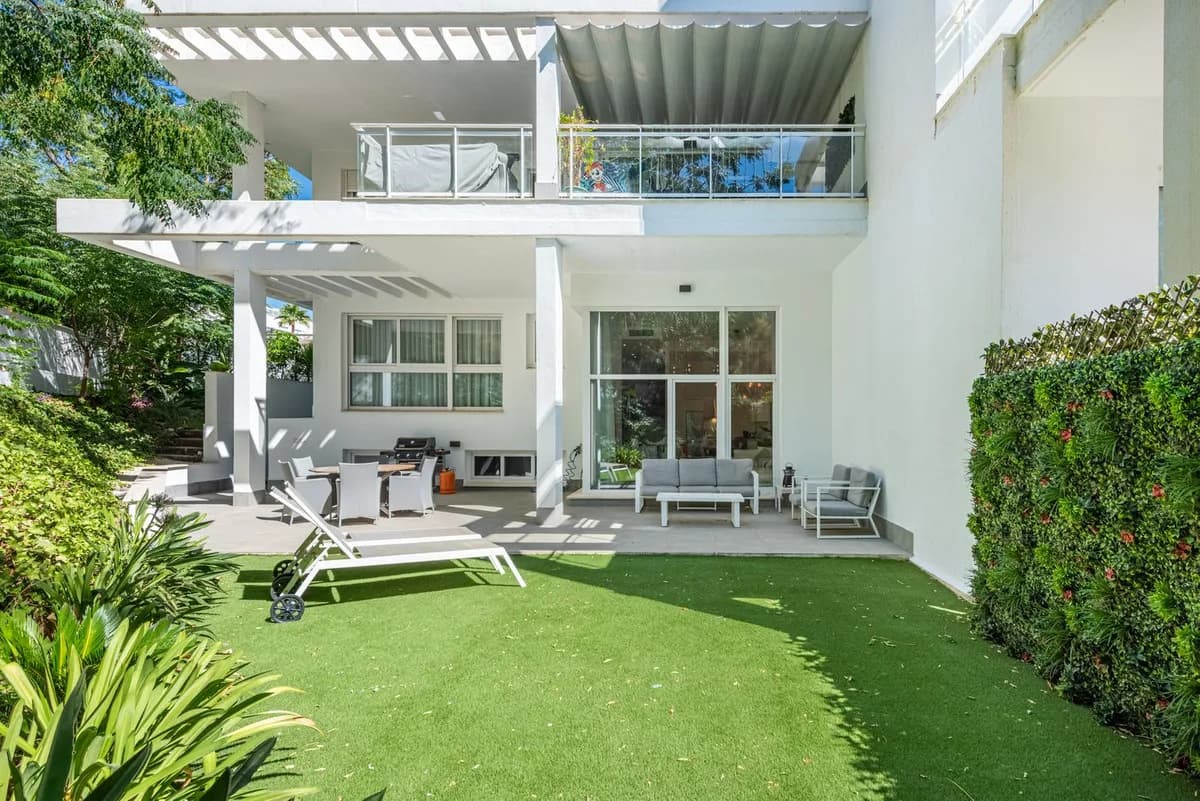 3 Bedroom Ground Floor Apartment for Sale in Benahavís, Málaga - Image 6