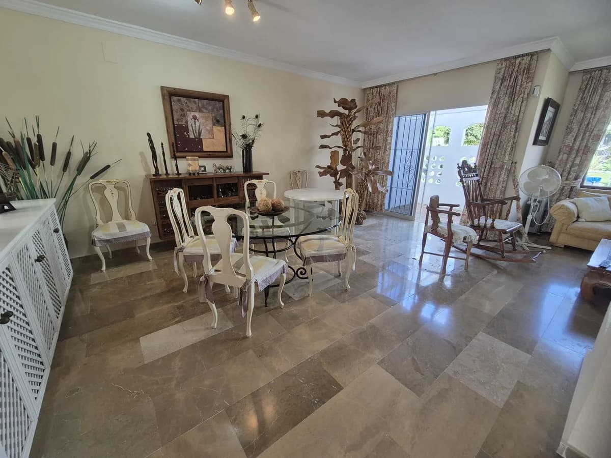 4 Bedroom Townhouse for Sale in Atalaya, Málaga - Image 4