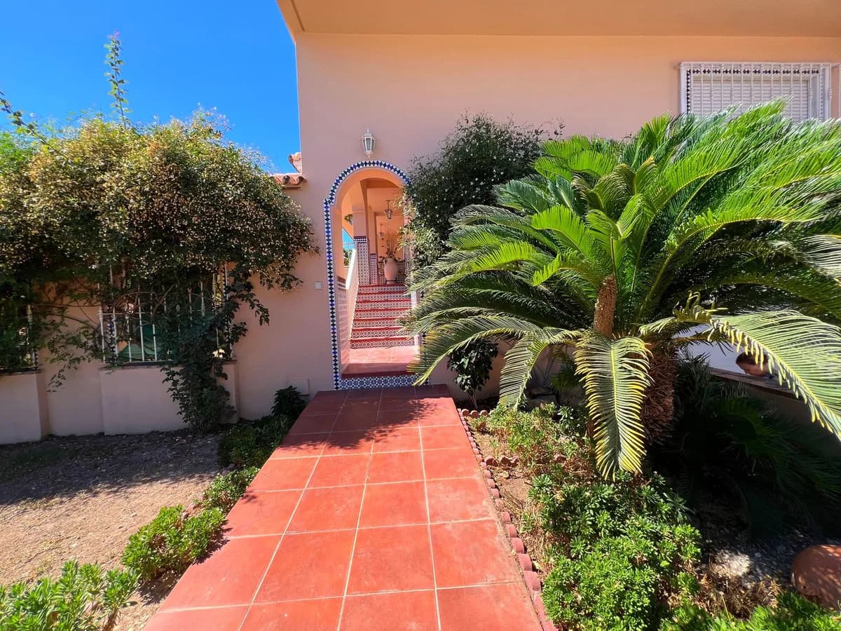 5 Bedroom Semi-Detached House for Sale in Benalmadena, Málaga