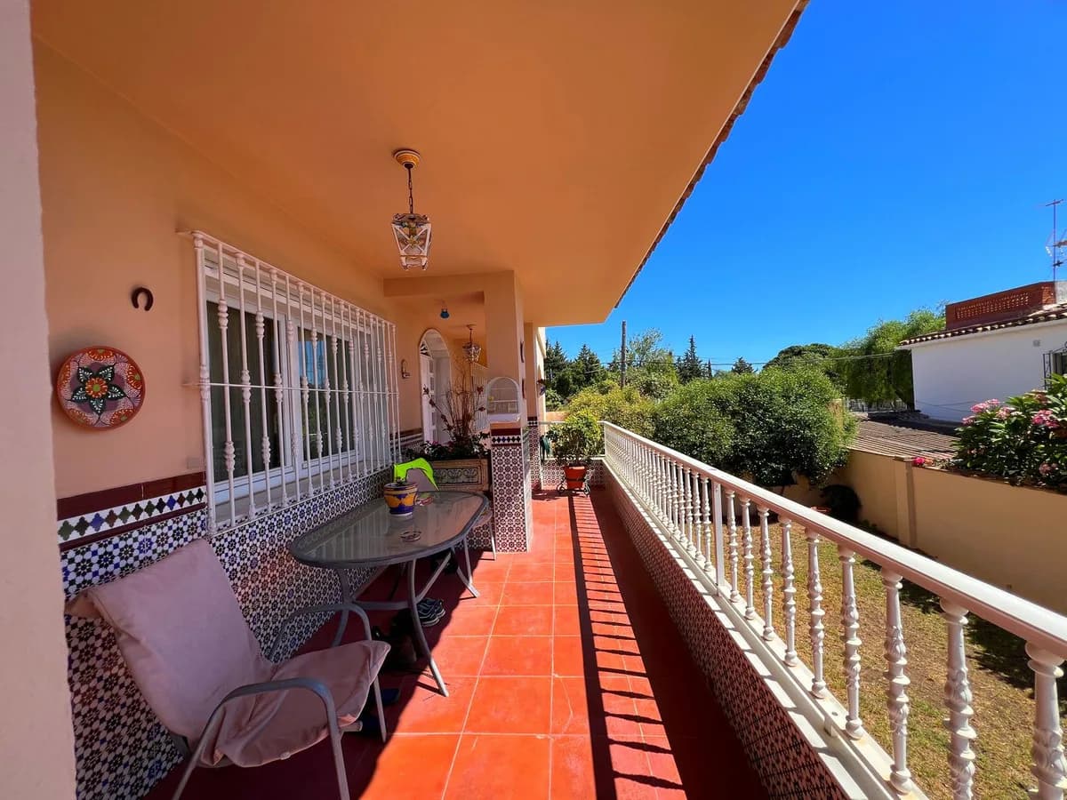 5 Bedroom Semi-Detached House for Sale in Benalmadena, Málaga - Image 3