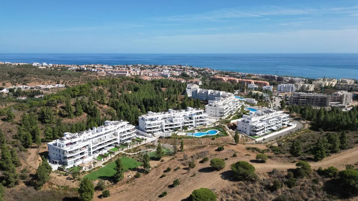 2 Bedroom Middle Floor Apartment for Sale in Mijas Costa, Málaga - Image 2