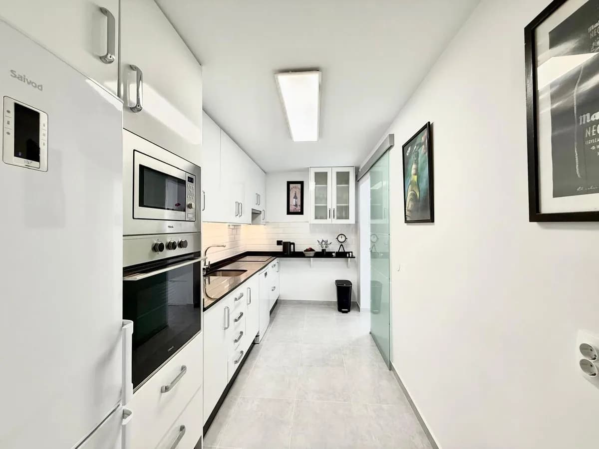 2 Bedroom Middle Floor Apartment for Sale in Fuengirola, Málaga - Image 4