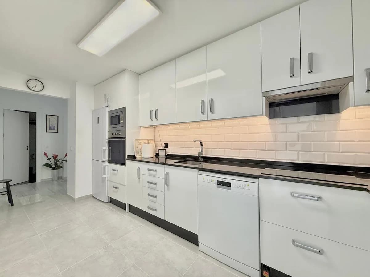 2 Bedroom Middle Floor Apartment for Sale in Fuengirola, Málaga - Image 7