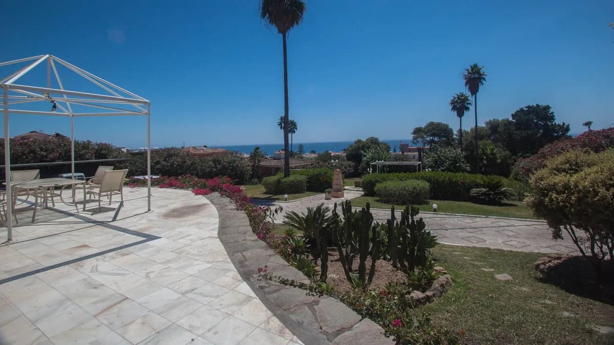 4 Bedroom Detached Villa for Sale in Estepona, Málaga - Image 3