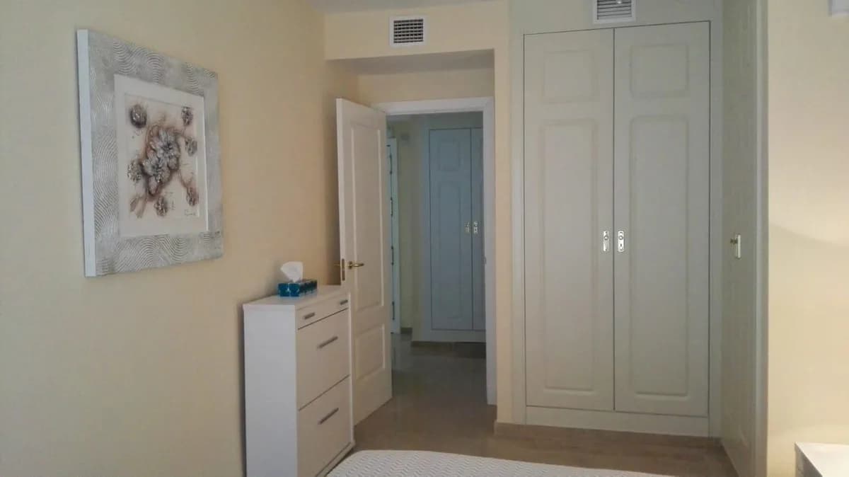 1 Bedroom Middle Floor Apartment for Sale in La Duquesa, Málaga - Image 7