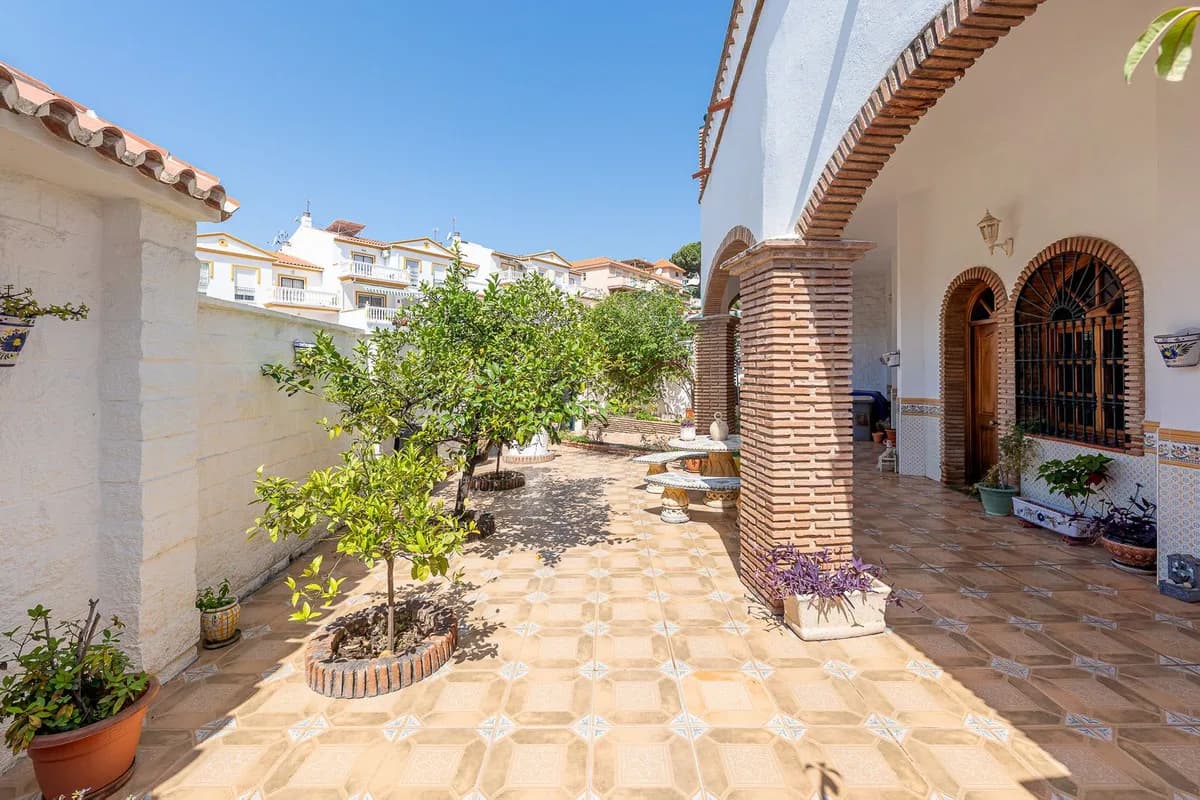 4 Bedroom Townhouse for Sale in Benalmadena, Málaga - Image 2