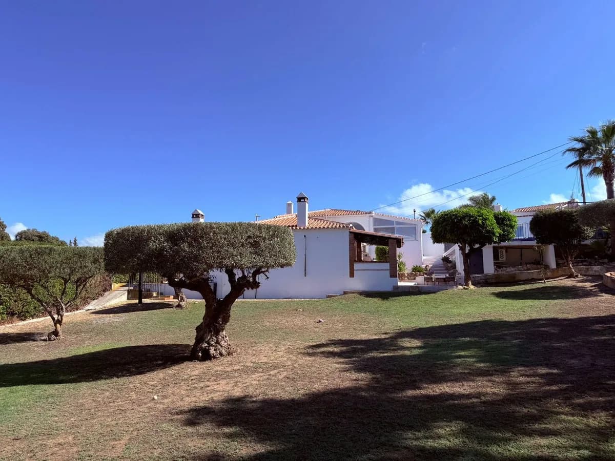 7 Bedroom Detached Villa for Sale in Coín, Málaga - Image 5
