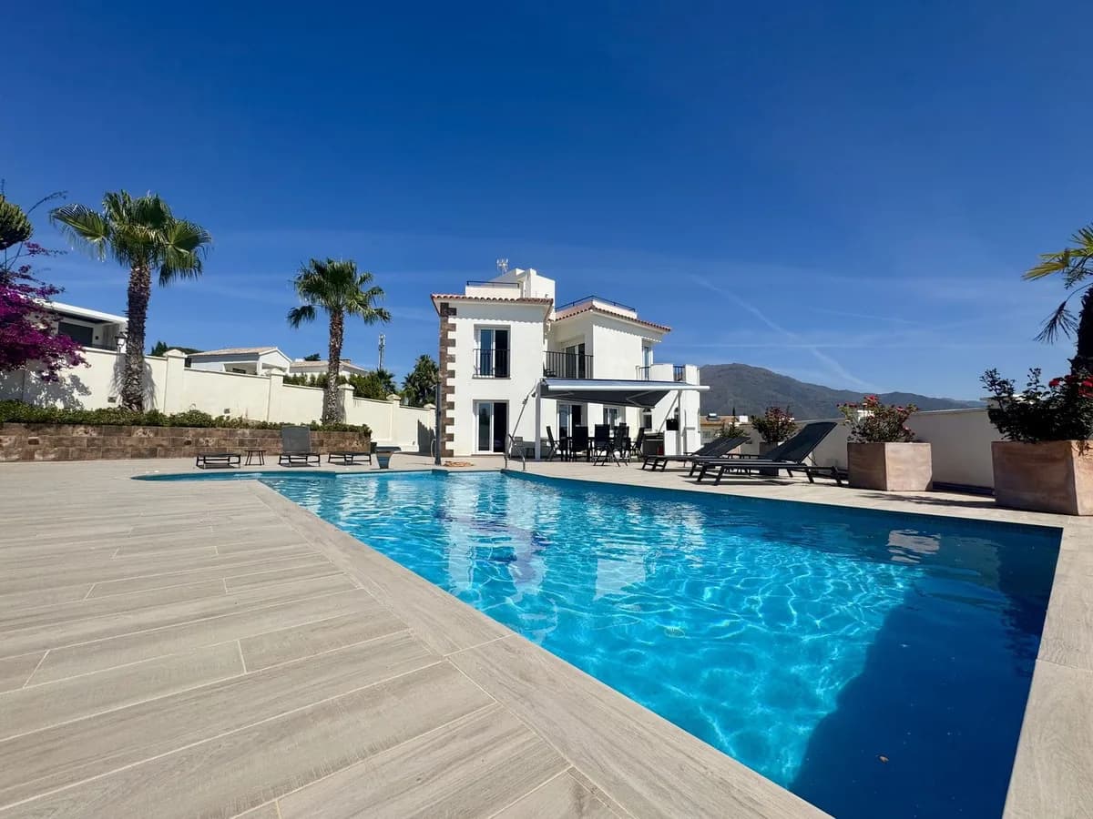 4 Bedroom Detached Villa for Sale in Estepona, Málaga - Image 4